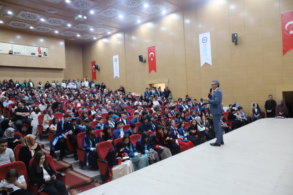 BayburtMem's tweet photo. 🎓 Bayburt Ortaokulu Mezuniyet Töreni

Öğrencilerin ve velilerin yoğun ilgi gösterdiği Bayburt Ortaokulu mezuniyet töreninde konuşma yapan İl Milli Eğitim Müdürümüz Ömer Faruk Kahraman mezun olan öğrencileri tebrik ederek eğitim hayatlarının yeni döneminde başarılar diledi. https://t.co/8IJ9KOU5o4
