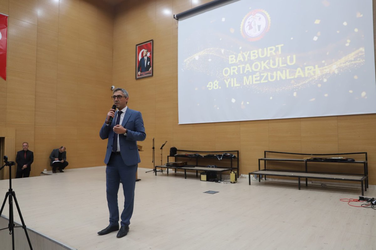 BayburtMem's tweet photo. 🎓 Bayburt Ortaokulu Mezuniyet Töreni

Öğrencilerin ve velilerin yoğun ilgi gösterdiği Bayburt Ortaokulu mezuniyet töreninde konuşma yapan İl Milli Eğitim Müdürümüz Ömer Faruk Kahraman mezun olan öğrencileri tebrik ederek eğitim hayatlarının yeni döneminde başarılar diledi. https://t.co/8IJ9KOU5o4