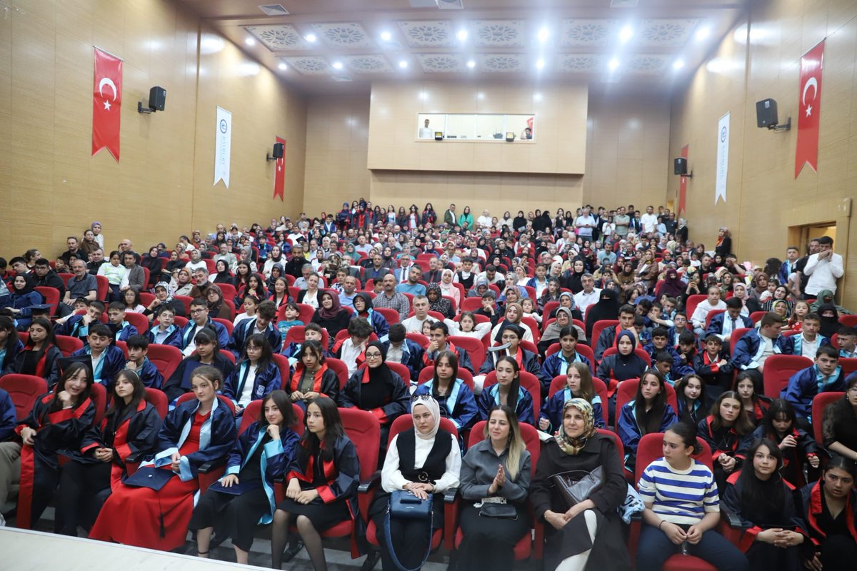 BayburtMem's tweet photo. 🎓 Bayburt Ortaokulu Mezuniyet Töreni

Öğrencilerin ve velilerin yoğun ilgi gösterdiği Bayburt Ortaokulu mezuniyet töreninde konuşma yapan İl Milli Eğitim Müdürümüz Ömer Faruk Kahraman mezun olan öğrencileri tebrik ederek eğitim hayatlarının yeni döneminde başarılar diledi. https://t.co/8IJ9KOU5o4