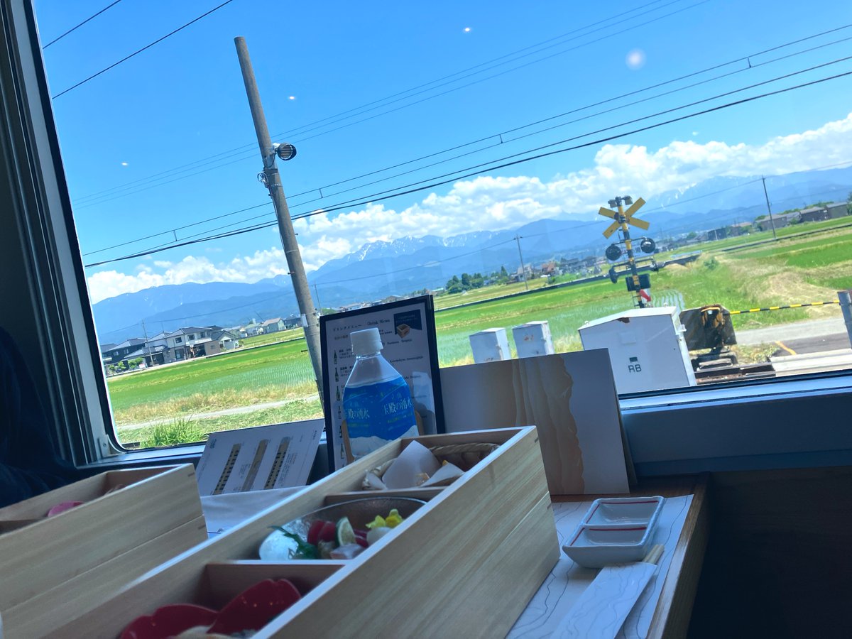 puttunmegane4's tweet photo. そいえば、富山のお寿司🍣食べれる観光列車めっちゃよかったんでおすすめです🚃
車内のつくりも素敵だし、アテンダントさんの対応も丁寧で最高

途中の駅で下車してちょっと買い物したりできて、日本酒で有名な勝駒とか千代鶴、林のにごり原酒なんかも買えたりできるので🍣と🍶´-好きな方はぜひ😎✨️ https://t.co/mhE6CaBuLg