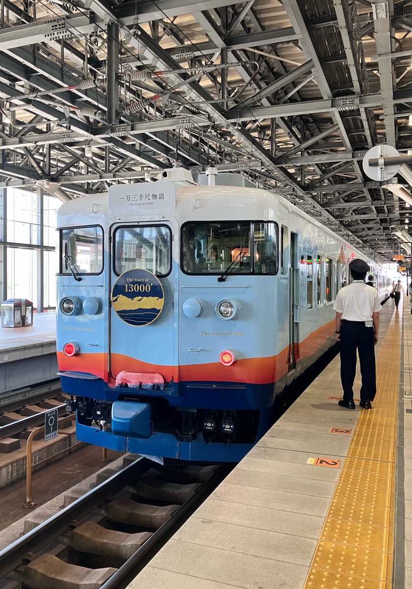 puttunmegane4's tweet photo. そいえば、富山のお寿司🍣食べれる観光列車めっちゃよかったんでおすすめです🚃
車内のつくりも素敵だし、アテンダントさんの対応も丁寧で最高

途中の駅で下車してちょっと買い物したりできて、日本酒で有名な勝駒とか千代鶴、林のにごり原酒なんかも買えたりできるので🍣と🍶´-好きな方はぜひ😎✨️ https://t.co/mhE6CaBuLg