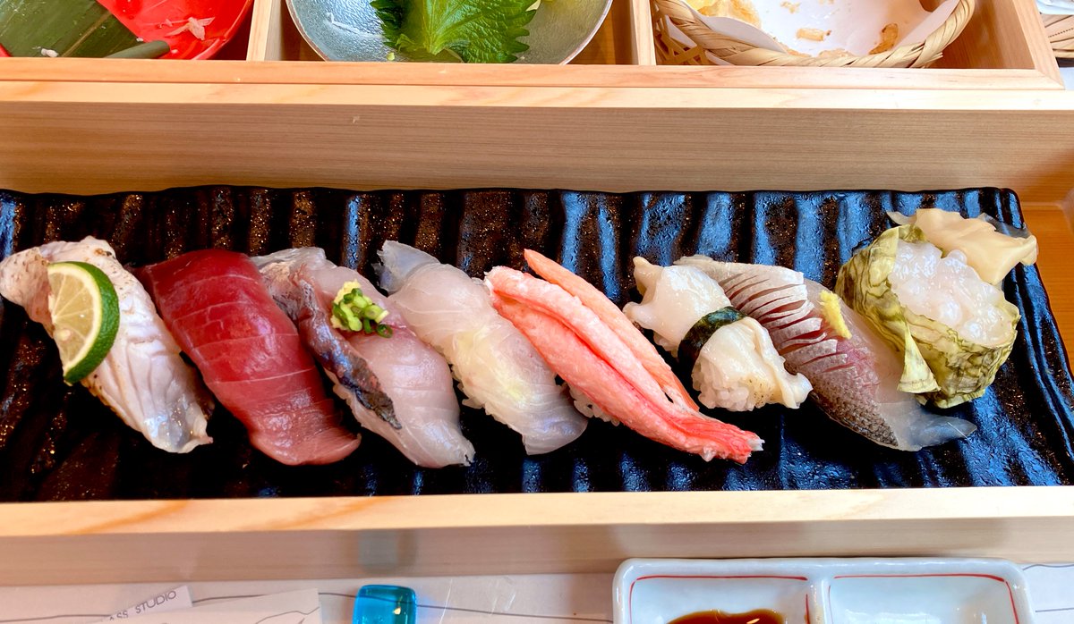 puttunmegane4's tweet photo. そいえば、富山のお寿司🍣食べれる観光列車めっちゃよかったんでおすすめです🚃
車内のつくりも素敵だし、アテンダントさんの対応も丁寧で最高

途中の駅で下車してちょっと買い物したりできて、日本酒で有名な勝駒とか千代鶴、林のにごり原酒なんかも買えたりできるので🍣と🍶´-好きな方はぜひ😎✨️ https://t.co/mhE6CaBuLg
