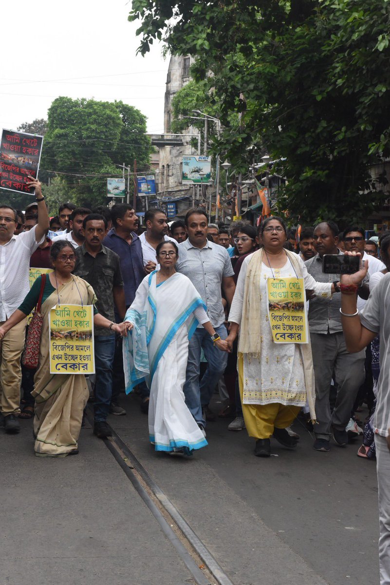 AITCofficial's tweet photo. Our Hon'ble Chairperson @MamataOfficial, alongside party leaders and dedicated workers, led a peaceful protest march against the illegal, unjust and deeply inhumane eviction of hawkers across #Bengal.
The people of Bengal have always come first.
Their dignity, livelihoods and rights will be defended with unwavering resolve, and in that fight, no stone will be left unturned.
The ruthless @BJP4Bengal regime, driven solely by greed for power and blatant disregard for ordinary citizens, will soon collapse under the weight of its own anti-people policies!