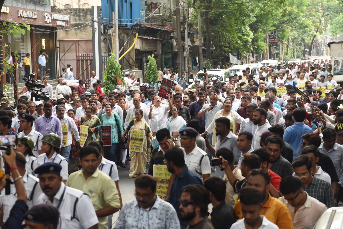 AITCofficial's tweet photo. Our Hon'ble Chairperson @MamataOfficial, alongside party leaders and dedicated workers, led a peaceful protest march against the illegal, unjust and deeply inhumane eviction of hawkers across #Bengal.
The people of Bengal have always come first.
Their dignity, livelihoods and rights will be defended with unwavering resolve, and in that fight, no stone will be left unturned.
The ruthless @BJP4Bengal regime, driven solely by greed for power and blatant disregard for ordinary citizens, will soon collapse under the weight of its own anti-people policies!