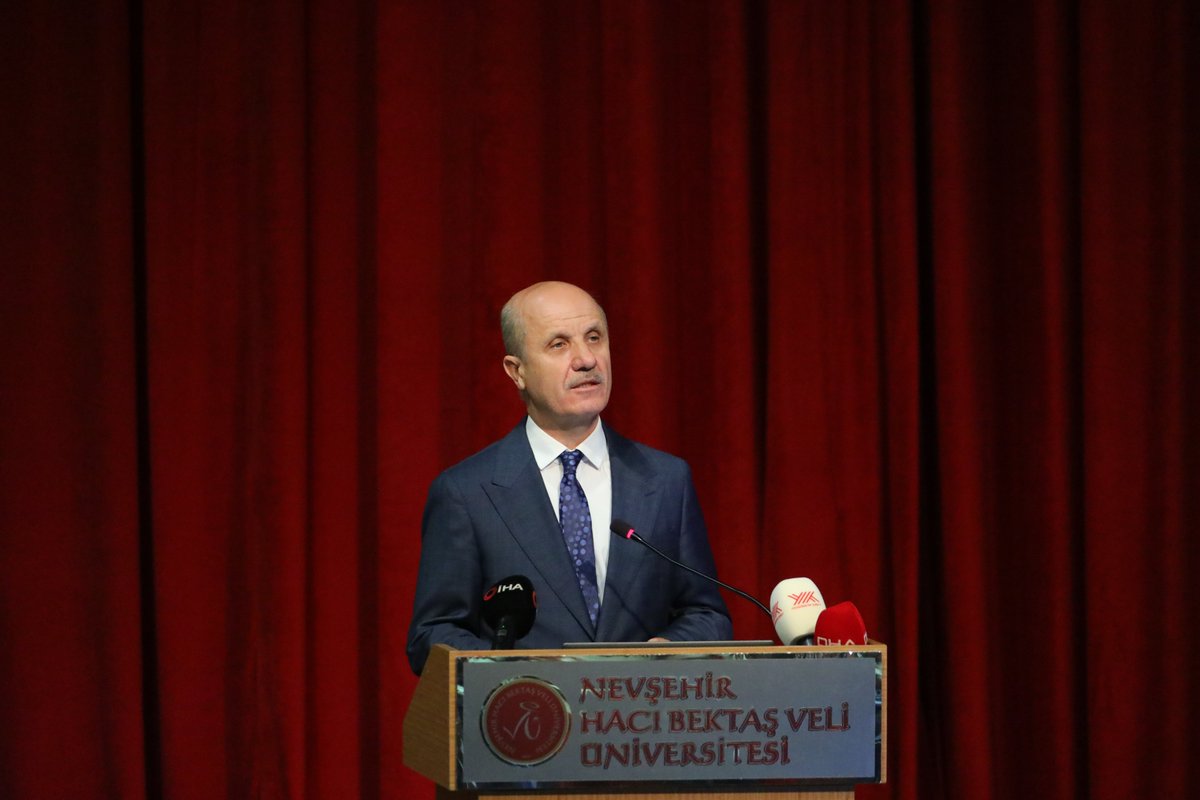 erolozvar's tweet photo. 📍 Nevşehir Hacı Bektaş Veli Üniversitesi

Çağımızda gençlerimizin fiziksel durağanlığa ve sosyal izolasyona sürüklendiği bir gerçektir. Onları fiziksel, zihinsel ve ruhsal olarak harekete geçirecek mekânlara duyulan ihtiyacı karşılamak için kampüslerimizi bütüncül yaşam alanları olarak yeniden kurguluyoruz.

Spor Dostu Kampüs projemizle de üniversite kampüslerimizin gençlerin hareketsiz yaşam tarzına karşı direnç geliştirdiği, sporun kazandırdığı eşsiz disiplin ve özgüvenle karakterlerini güçlendirdiği alanlara dönüşmesini teşvik ediyoruz.

Ne mutlu ki bu doğrultuda kampüslerimiz, her geçen gün daha fazla spor dalına imkân sunan ve spor kültürünü yaygınlaştıran merkezler hâline gelmektedir.
