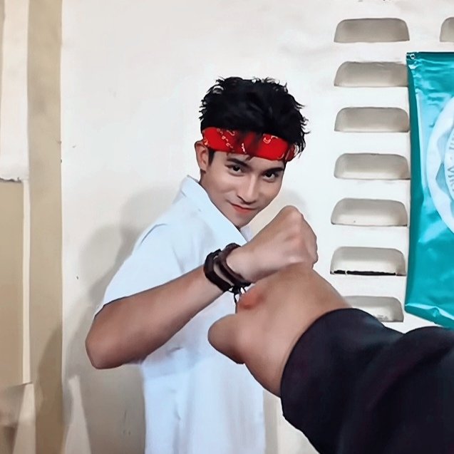 museumofloves's tweet photo. the chokehold that red bandana brent has on me should be studied 😩🤚 https://t.co/Pl8QVvQcVY