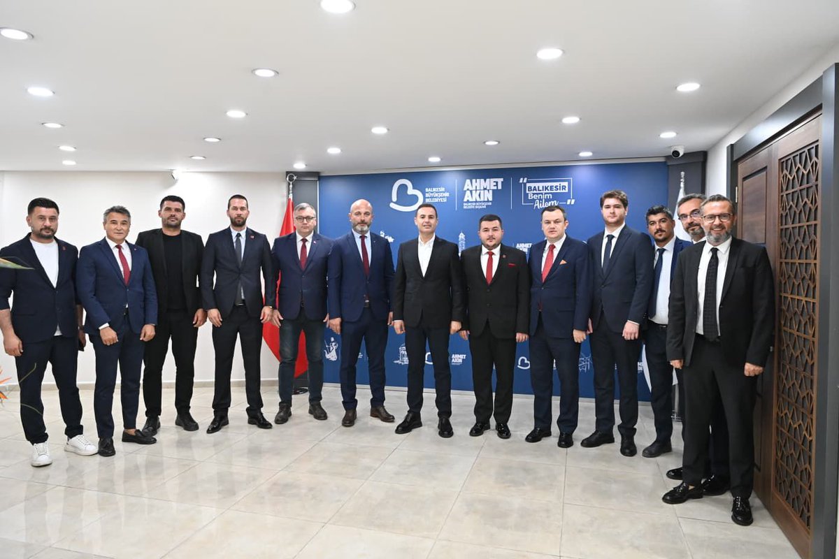 balikesirbld's tweet photo. Balıkesirspor Kulübü Başkanı Sayın Mert Alper Acar ve Yönetim Kurulu Üyeleri, Büyükşehir Belediye Başkanımız Sayın Ahmet Akın’ı ziyaret etti.

Ziyaret vesilesiyle Sayın Mert Alper Acar’ı ve Yönetim Kurulu Üyelerini bir kez daha tebrik ediyor, yeni görevlerinin hayırlı olmasını diliyoruz. Balıkesirspor’umuza yeni dönemde üstün başarılar ve nice zaferler temenni ediyoruz. ⚪🔴

@baIikesirspor