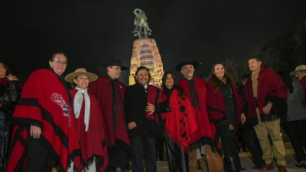 RadioSaltaAM840's tweet photo. #Salta | Salta celebró la tradicional "Guardia bajo las Estrellas" en honor al General Güemes 
El gobernador Gustavo Sáenz encabezó anoche la ceremonia en el monumento que recuerda al héroe salteño, a 205 años de su muerte 

Link: 
https://t.co/LBuwio78Cy https://t.co/6vvyRsLU1F