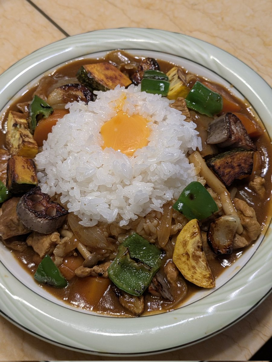Yhsak2's tweet photo. 疲れたのでなんとしても１品料理
卵、豚肉、にんにく、
ピーマン、ズッキーニ、
かぼちゃ、玉ねぎ、
人参、蓮根、しめじ

これ食っときゃ明日も元気カレー🎊🎉💪 https://t.co/AfYWmHeyHq