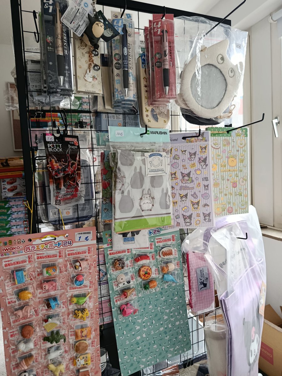 HanairoD6523's tweet photo. 🎌 Die Vorbereitungen laufen!

Am Sonntag sind wir beim Tag der offenen Tür des TKW dabei. 🇯🇵✨

https://t.co/ZkD9s1K24E

An unserem Stand findet ihr eine Auswahl an japanischen Geschenkideen, Totoro-Artikeln, Figuren, Schreibwaren, Tassen und vielem mehr. https://t.co/a6FIy9TMjJ
