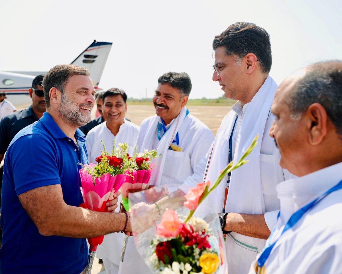 WithPilot_'s tweet photo. राहुल गांधी जी ने सचिन पायलट जी के द्वारा हस्ते हुए अभिवादन स्वीकार किया। 

📍कोटा https://t.co/6kGHwij2EZ