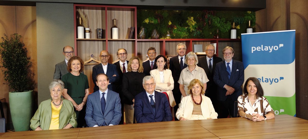 Pelayo_Seguros's tweet photo. Don Manuel Aragón Reyes ha sido galardonado con el Premio Pelayo para Juristas de Reconocido Prestigio en su XXXII edición por su dedicación al mundo del Derecho Constitucional a lo largo de su amplia trayectoria profesional. 

¡Muchísimas felicidades, Don Manuel! 👏 https://t.co/ipbprBfXeh