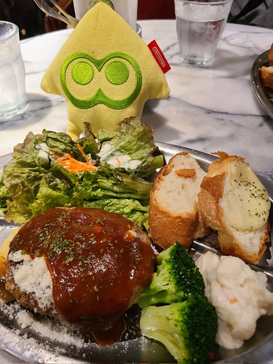 ap_mikan's tweet photo. イカちゃん、神戸名物観音屋のチーズケーキとハンバーグランチだよ。

チーズケーキのチーズがまさか甘くないとは思わなかったね。甘いスポンジ部分とチーズの塩気がとっても合ってておいしかったよ。 https://t.co/Cap6KVcb8L