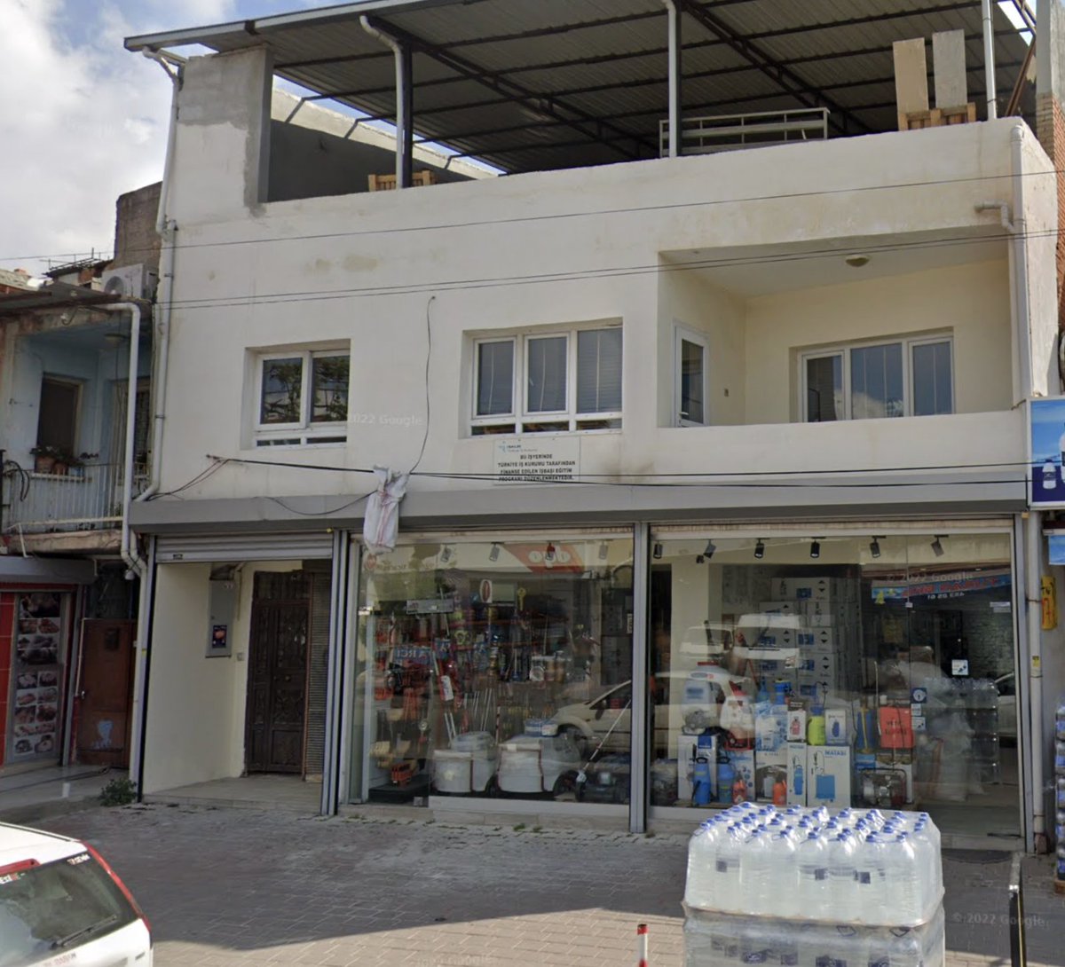 e_ercis's tweet photo. Diyarbakır Büyükşehir Belediyesi'nin 2010-2026 yılları arasındaki, "Vektör Kontrolü İçin Biyosidal İlaç Alımı İşi" ihalelerini tek tek kontrol ettim. 2010 yılından 2018 yılına kadar ihale yapılmıyor. 

2018 yılında mevcut olan kayyum yönetiminde toplamda 13 MİLYON TL olmak üzere 2 ihale gerçekleşiyor.

2019 yılında yapılan seçimlerin ardından 19 Ağustos 2019'da atanan kayyumdan yaklaşık 2 ay önce sözleşmesi imzalanan 14 MİLYON 843 BİN 680 TL olmak üzere 1 ihale gerçekleşiyor.

Kayyum yönetiminde olan 2020 yılında toplam 18 MİLYON 813 BİN 300 TL olmak üzere 2 ihale, 2021 yılında toplam 8 MİLYON 244 BİN 754 TL olmak üzere 2 ihale, 2023 yılında ihale yapılmıyor. 

Kayyum yönetiminin sona erdiği 2024 seçimlerinden sonra aynı yıl içinde 63 MİLYON 875 BİN TL olarak 1 ihale, 2025 yılında toplamda 127 MİLYON 426 BİN 250 TL olmak üzere 2 ihale ve 2026 yılında 184 MİLYON 524 BİN 920 TL olarak 1 ihalenin sözleşmesi imzalanıyor. 

2025 ve 2026 yılında gerçekleşen toplamda 311 MİLYON 951 BİN 170 TL'lik 3 ihalenin 269 MİLYON 518 BİN 670 TL'lik 2 tanesini alan ENTOVEK MAKİNA KİMYA LİMİTED ŞİRKETİ, 2019 yılında 250 BİN TL sermayeyle kuruluyor ve Ağustos 2022 yılında faaliyetine başlıyor. Kuruluşundan bugüne her hangi bir sermaye arttırımına gitmeyen şirket, 2023 yılında 83 BİN 571 TL Matrah, 20 BİN 892 TL Tahakkuk, 2024 yılında 111 BİN 977 TL Matrah, 27 BİN 994 TL Tahakkukta bulunuyor. 

84 MİLYON 993 BİN 750 TL'lik ihale sözleşmesi imzaladığı 2025 yılında da 325 BİN 214 TL Matrah ve 81 BİN 303 TL Tahakkukta bulunuyor. 

Şirket, son 3 yıl içinde 3 kez adres değişikliği yapıyor ve kuruluş aşamasındaki ana sözleşmesinde yok, yok.

250 BİN TL sermayeyle kurulan şirket, ana sözleşmesine göre Hastane kurabiliyor, Akaryakıt istasyonu kurabiliyor, Sağlık hizmeti verebiliyor, Tarımsal üretim yapabiliyor, Otel işletebiliyor, Enerji yatırımı yapabiliyor, Belediyelerin ilaçlama ihalelerine girebiliyor.

Şirket gerçekten "bu faaliyetleri yürütecek operasyonel kapasiteye sahip mi, yoksa sadece sözleşmeye eklenmiş geniş yetkilerden mi oluşuyor?" sorusunun cevabını vergi müfettişleri bulacaktır. 

Bununla birlikte şirkete yönelik 2022-2025 yıllarında toplam cirosu ne kadar? 2025 sonu itibarıyla çalışan sayısı kaç? 269 MİLYON 518 BİN 670 TL'lik ürün hangi üreticilerden alındı? Hangi biyosidal markalar teslim edildi? Parti (lot) numaraları nelerdir? Belediye depolarına giriş tutanakları mevcut mu? Ürünlerin TİTCK ruhsatları doğrulandı mı? Yaklaşık maliyet hangi piyasa araştırmasıyla oluşturuldu? Teknik şartname piyasadaki tüm firmalara açık mıydı? gibi sorularda araştırılarak cevap bulmalı.