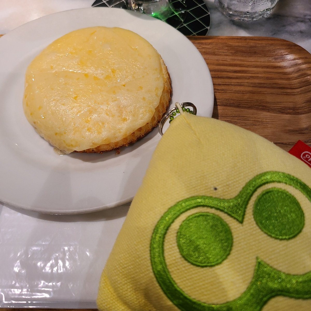 ap_mikan's tweet photo. イカちゃん、神戸名物観音屋のチーズケーキとハンバーグランチだよ。

チーズケーキのチーズがまさか甘くないとは思わなかったね。甘いスポンジ部分とチーズの塩気がとっても合ってておいしかったよ。 https://t.co/Cap6KVcb8L