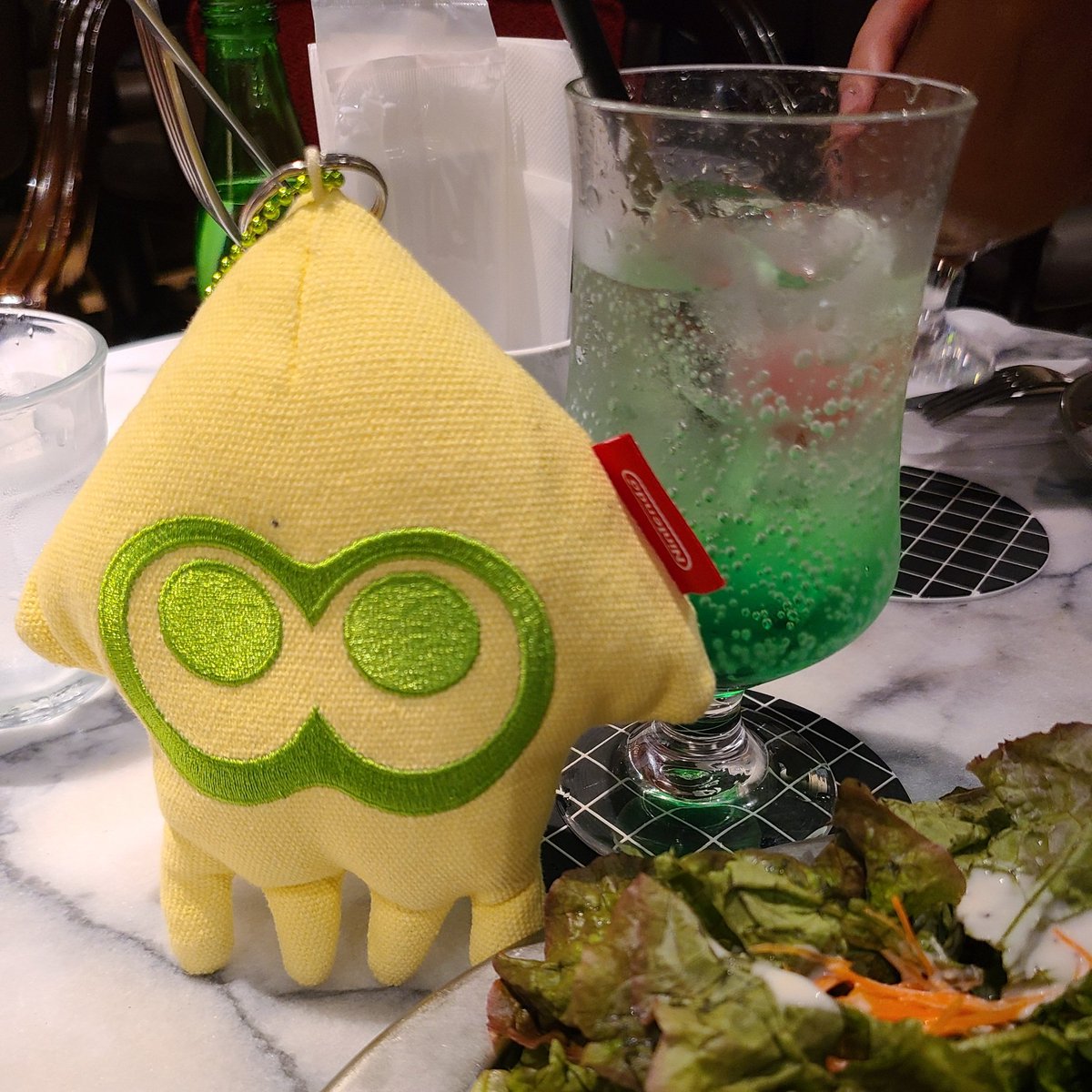 ap_mikan's tweet photo. イカちゃん、神戸名物観音屋のチーズケーキとハンバーグランチだよ。

チーズケーキのチーズがまさか甘くないとは思わなかったね。甘いスポンジ部分とチーズの塩気がとっても合ってておいしかったよ。 https://t.co/Cap6KVcb8L