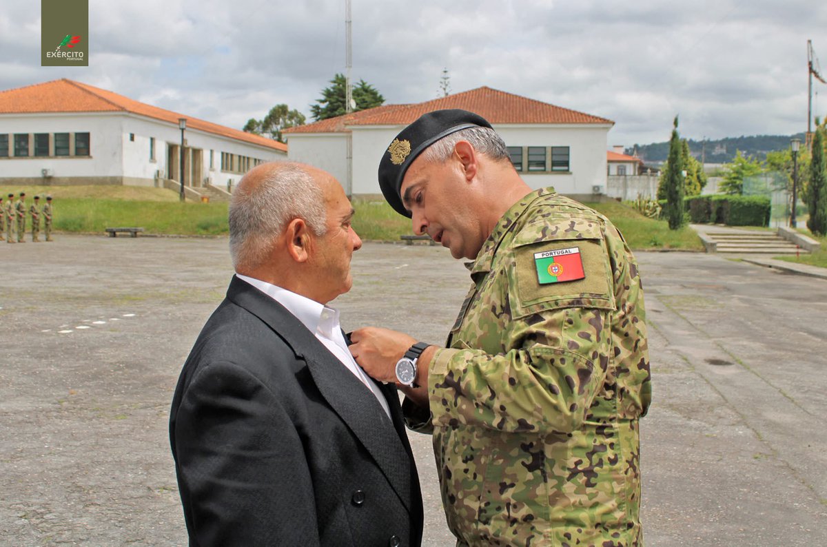 Exercito_pt's tweet photo. O Regimento de Cavalaria N.º 6 foi palco de uma cerimónia de reconhecimento ao ex-Soldado António Lopes dos Santos, agraciado com a 𝐌𝐞𝐝𝐚𝐥𝐡𝐚 𝐝𝐚 𝐂𝐫𝐮𝐳 𝐝𝐞 𝐆𝐮𝐞𝐫𝐫𝐚, 𝟒.ª 𝐂𝐥𝐚𝐬𝐬𝐞.

#ExércitoPortuguês #RC6 https://t.co/PIpNnAlSku