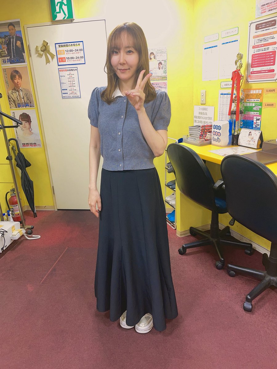 RyFqeQt1PghGAHM's tweet photo. #中野ラブリースマイル
#ゆーみん勉強会

ゆーみん先生🐠は皆んなの普段の悩みに的確なアドバイスを次々と。

そしてタンパイしながらレッスン。

⭕️リーチ判断
⭕️仕掛ける手牌の時に、
　切ってはいけない牌
⭕️チャンス手の時の手組み
⭕️親でマンガンの時はヤミ
⭕️見合うリターンがあったら
　勝負 https://t.co/JvPLqbqfAe