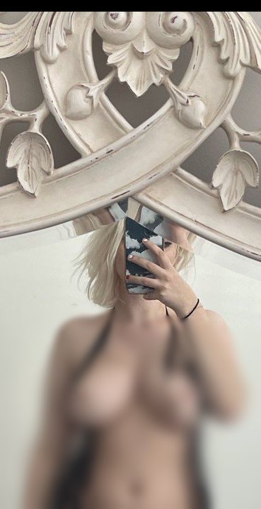 iluvfoids's tweet photo. Niki teasing with her tits 🖤🖤 https://t.co/XS5lGZ18Et