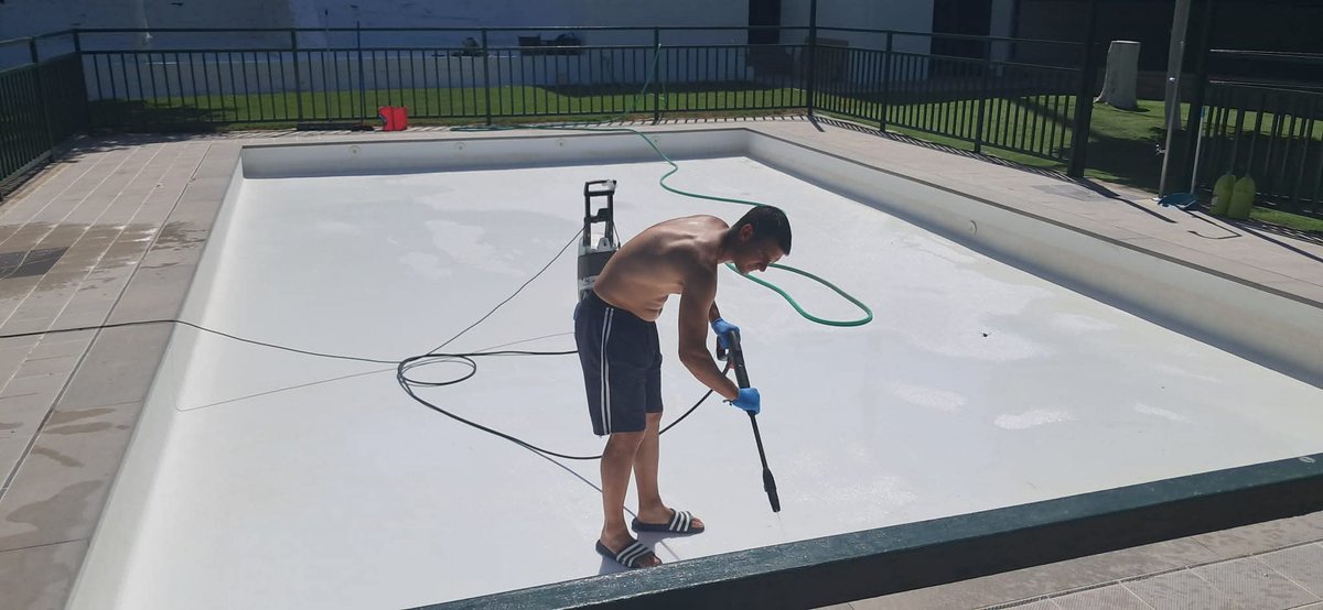 Aytoparadas's tweet photo. Una vez ultimados los últimos detalles, la piscina pública abrirá sus puertas este viernes. Durante las mañanas de hoy y mañana, son alumnos y alumnas de primaria del CEIP Miguel Rueda quienes disfrutan de un baño en las instalaciones municipales. 

Entre todos mejoramos Paradas. https://t.co/0y8fNA7Q8T