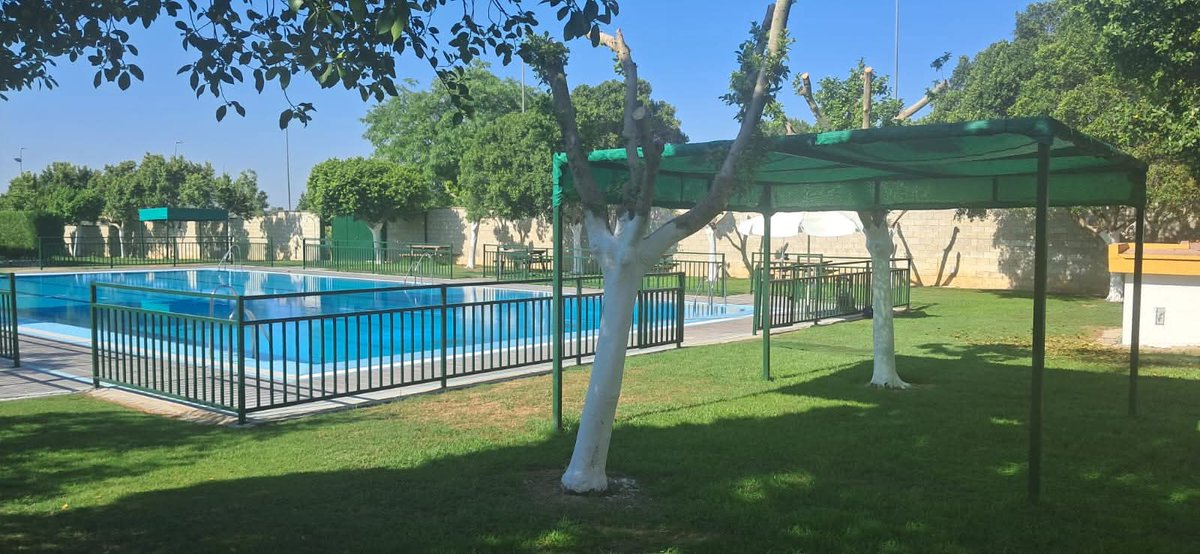 Aytoparadas's tweet photo. Una vez ultimados los últimos detalles, la piscina pública abrirá sus puertas este viernes. Durante las mañanas de hoy y mañana, son alumnos y alumnas de primaria del CEIP Miguel Rueda quienes disfrutan de un baño en las instalaciones municipales. 

Entre todos mejoramos Paradas. https://t.co/0y8fNA7Q8T