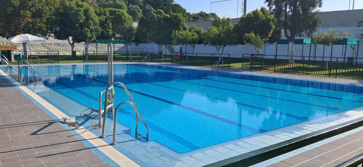 Aytoparadas's tweet photo. Una vez ultimados los últimos detalles, la piscina pública abrirá sus puertas este viernes. Durante las mañanas de hoy y mañana, son alumnos y alumnas de primaria del CEIP Miguel Rueda quienes disfrutan de un baño en las instalaciones municipales. 

Entre todos mejoramos Paradas. https://t.co/0y8fNA7Q8T