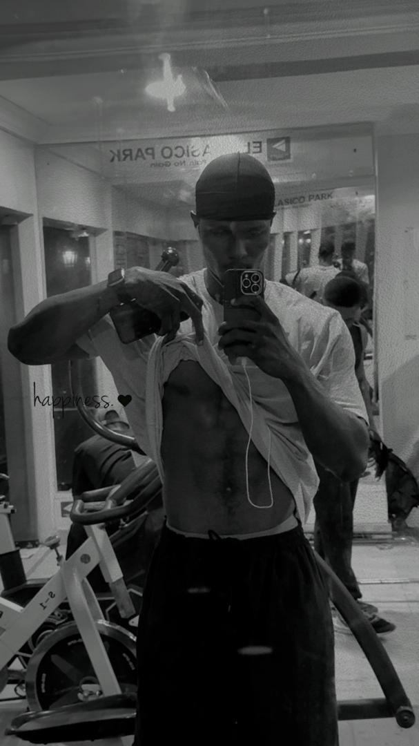 Wizandyfah09's tweet photo. How can I have a rich man's tummy? This one is too flat #sololasmás2 #sports https://t.co/LZXvmEyHMB