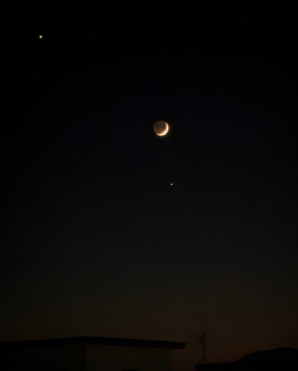 sshkd0427's tweet photo. 今夜だけの並び

三日月と金星と木星🌙✨

いや肉眼で見た方が綺麗w https://t.co/ty8diSsI1q