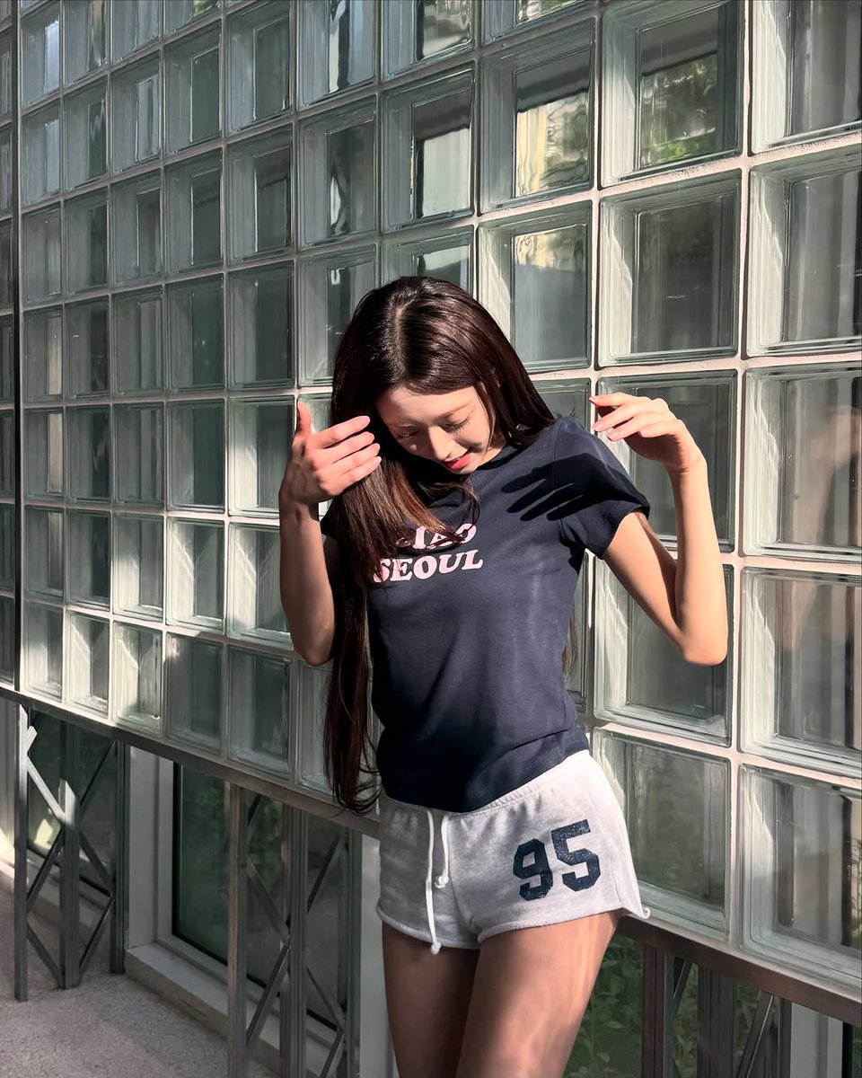 Ytunashin's tweet photo. i’ve realized that i’m actually terrible at figuring out what to do during my free time, so... i ended up taking photos in my day-off outfit. 🎏⭐️ i mean, if i’m going to spend the day doing absolutely nothing, i might as well look a little cute while doing it, right? 😝🧸 https://t.co/ShF8cjuy90