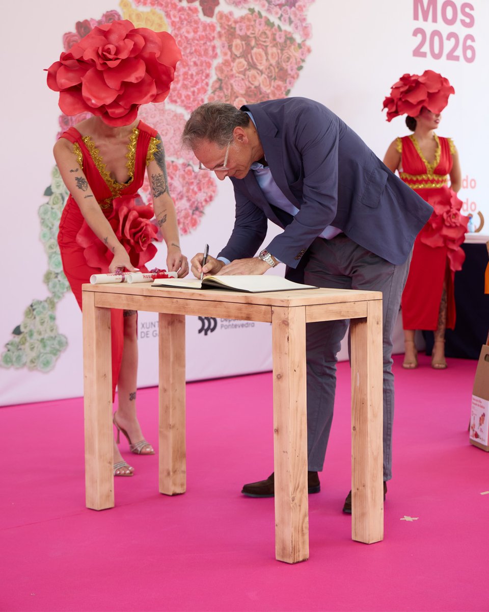 CeltaIntegra's tweet photo. 🌹🩵 O #CeltaIntegraZelnova, valedor da Festa da Rosa de Mos 2026! 

Germán Arteta, Director de #FundaciónCelta e o noso xogador Álex Lago, representaron ao equipo nesta cita tan especial. 

Un orgullo facer comunidade fóra do campo. 🤝✨ 
Grazas, Mos! https://t.co/RxoUqYlteu