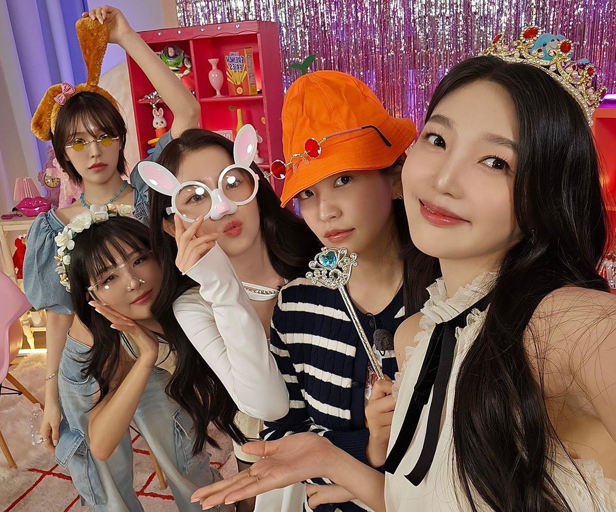 baechuhyuun's tweet photo. “Red Velvet is finally coming”
“You must have waited for it for a long time too, but I waited for it more” https://t.co/wn8ZfvJUl9