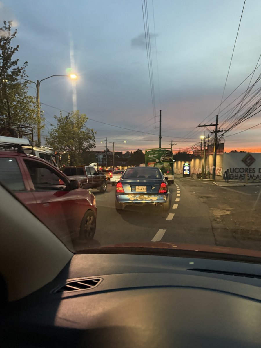 silvismlg's tweet photo. Ya había olvidado que era el tráfico de la Roosevelt a las 5:20am 🤬 #PTM https://t.co/jIG9kaE6ix