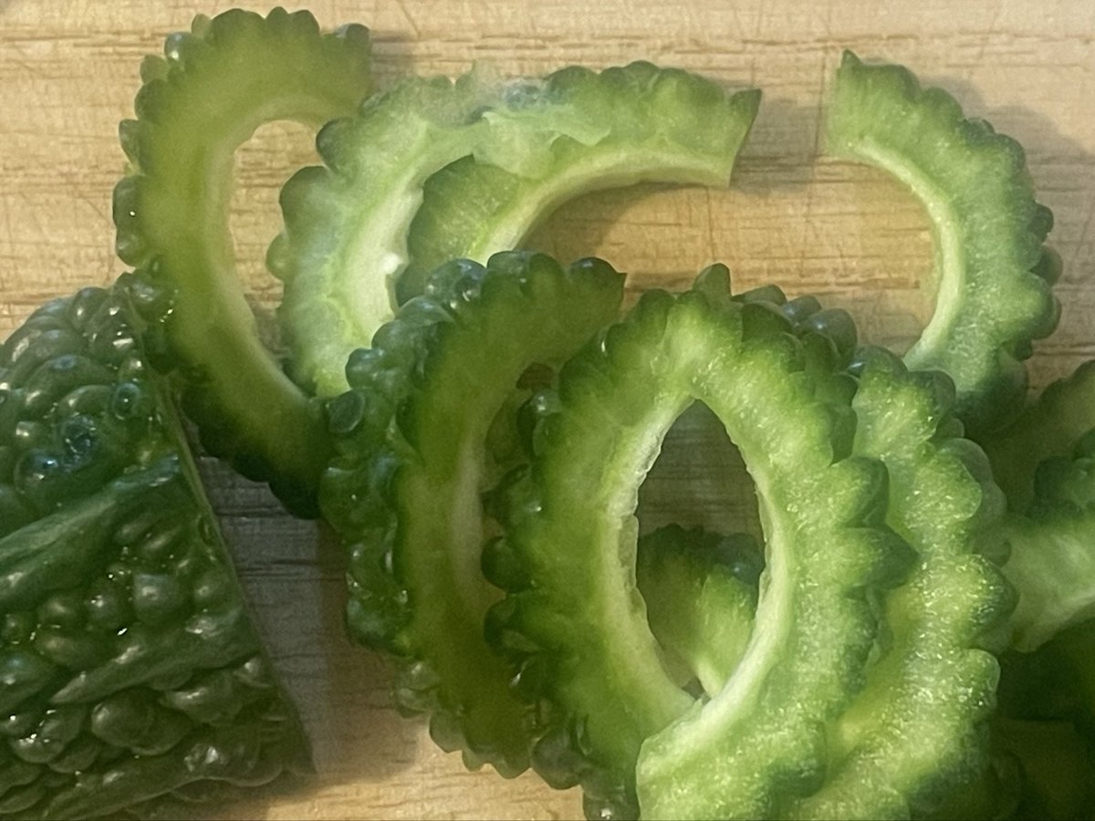 m_m8585's tweet photo. 切るのがたのしいお野菜ベスト3

👑ズッキーニ
　続いてナス、ゴーヤ https://t.co/2ZmR8l6FfU