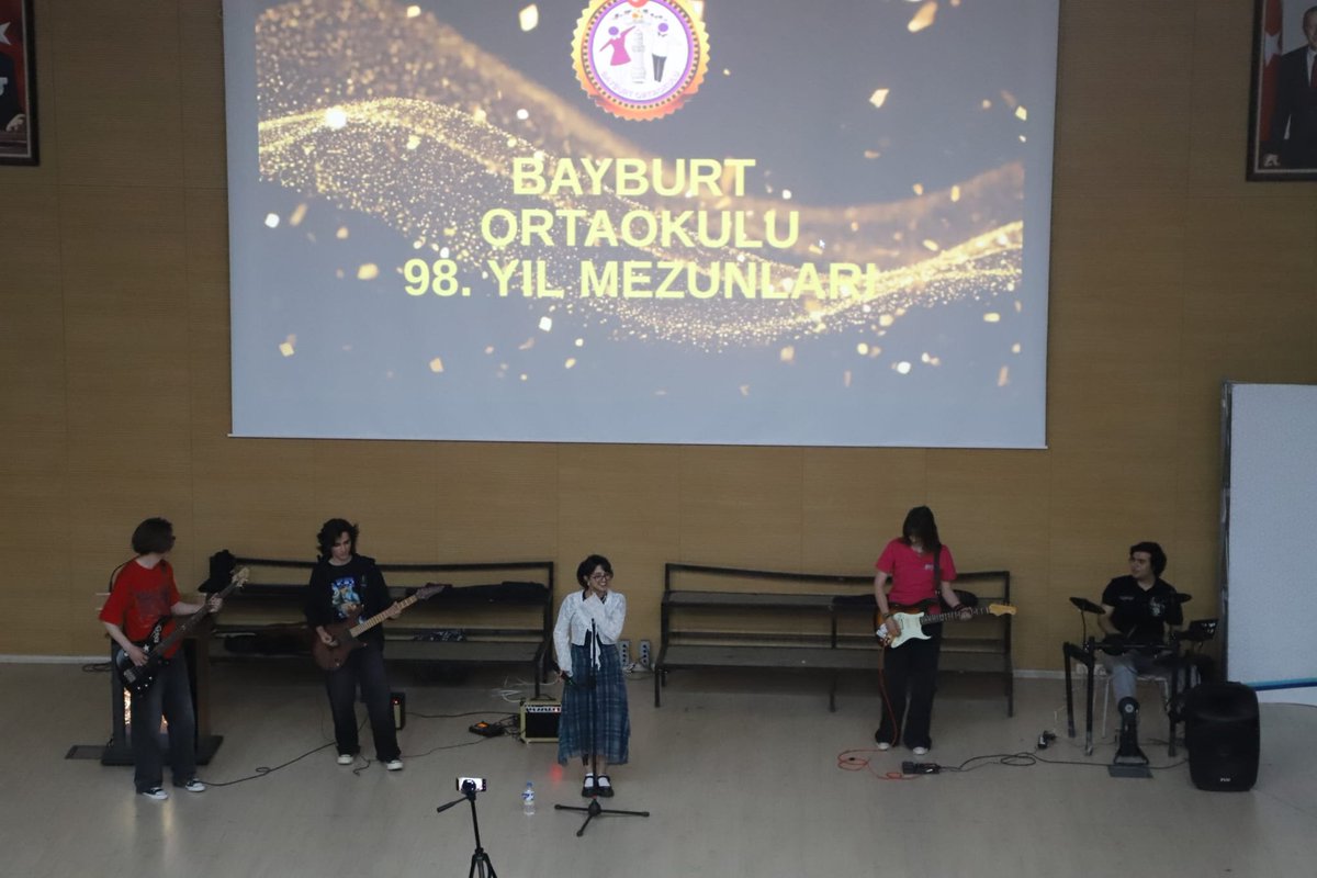 BayburtMem's tweet photo. 🎓 Bayburt Ortaokulu Mezuniyet Töreni

Öğrencilerin ve velilerin yoğun ilgi gösterdiği Bayburt Ortaokulu mezuniyet töreninde konuşma yapan İl Milli Eğitim Müdürümüz Ömer Faruk Kahraman mezun olan öğrencileri tebrik ederek eğitim hayatlarının yeni döneminde başarılar diledi. https://t.co/8IJ9KOU5o4
