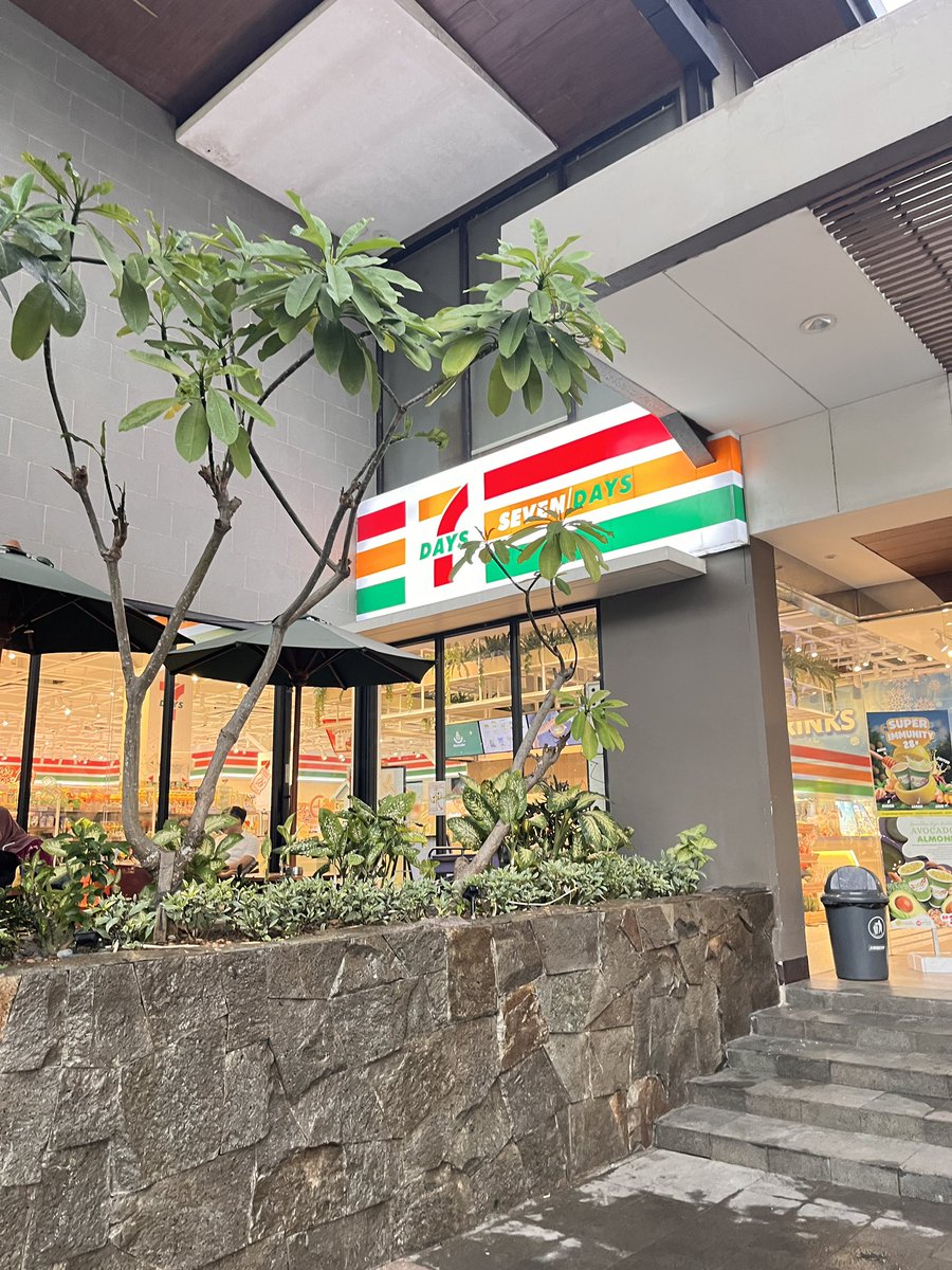 cherryberryna's tweet photo. Sevel sama 7Days beda ga?
Di Palembang soalnya ada 7Days. Agak mirip2 Sevel logo sama warnananya.. https://t.co/595OgWblm7