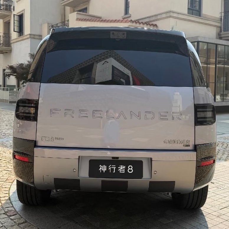 TychodeFeijter's tweet photo. Freelander 8 SUV in China - Best photos so far

New photos of the Freelander 8. There's a lot of buzz around this SUV in China - mainly caused by its cool & boxy design, 

- Size: 5118/2050/1898, 3040.
- Power: EREV. 115 kW 1.5 turbo + two electric motors. 
- Top speed: 220 km/h.
- 60.3 kWh NMC battery. Electric range: 221 km. 
- Towing: max 2000 kg. 
- 21 inch wheels standard, 22 inch optional.
- active aero in the nose and bumper.
- clearly visible lidar in contrasting color - am interesting choice. Most Chinese brands try to hide the lidar.

Off-road: i-ATS intelligent all-terrain system. Front mechanical differential lock, rear e-LSD limited-slip differential, virtual center lock, and a closed dual-chamber air suspension.

Launch in July. EV-version will join the lineup later.

Freelander is a new Chinese brand under Chery-JLR.