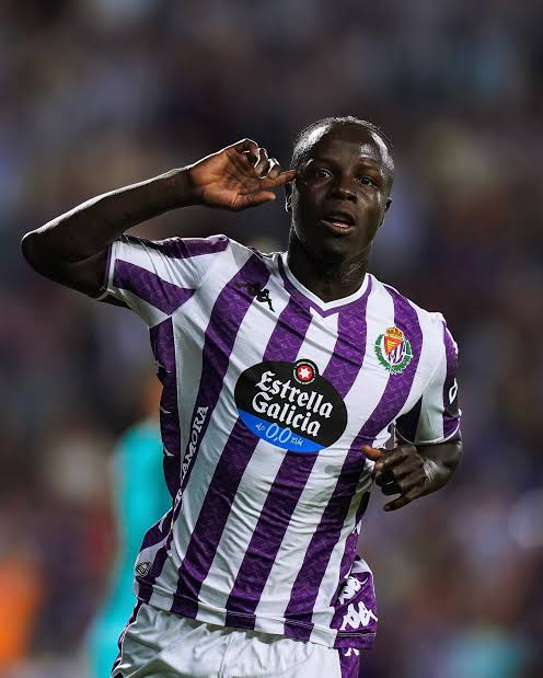 solofichajes123's tweet photo. Publica @nortecastilla que el futbolista del @RealValladolid Amath Ndiaye se encuentra al borde de la ruina, engañado por sus agentes, y ha tenido que pedir dinero a sus amigos para comer pese a ganar 2 millones de euros en dos años https://t.co/IzcB2qBeQg