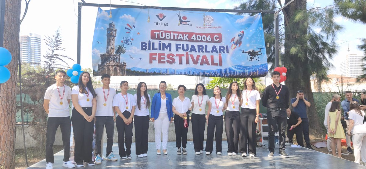 izmir_ilmem's tweet photo. 🔬🚀 İzmir bilimle şenleniyor!

İzmir İl Millî Eğitim Müdürlüğümüz yürütücülüğünde gerçekleştirilen TÜBİTAK 4006-C Bilim Fuarları Festivali, öğrencilerimizin bilimsel üretimlerini ve yenilikçi tasarımlarını bir araya getirdi.

İzmir genelindeki 190 bilim fuarında sergilenen yaklaşık 4.000 proje arasından seçilen en özgün 50 tasarım projesi, festivalde ziyaretçilerle buluşuyor. Bilimsel uygulama ve deney alanlarıyla zenginleşen festival, öğrencilerimizin araştıran, sorgulayan, üreten ve çözüm odaklı bireyler olarak yetişmelerine katkı sunuyor.

İl eğitim yöneticilerimizin katılımıyla açılan festivalde gençlerimizin bilimsel merakı, üretkenliği ve girişimcilik ruhu bir kez daha gözler önüne serildi.

Türkiye Yüzyılı Maarif Modeli doğrultusunda; bilimle düşünen, tasarlayan ve geleceği şekillendiren nesiller yetiştirmeye devam ediyoruz.

@tcmeb @Yusuf__Tekin @drsuleymanelban @yahsiomer