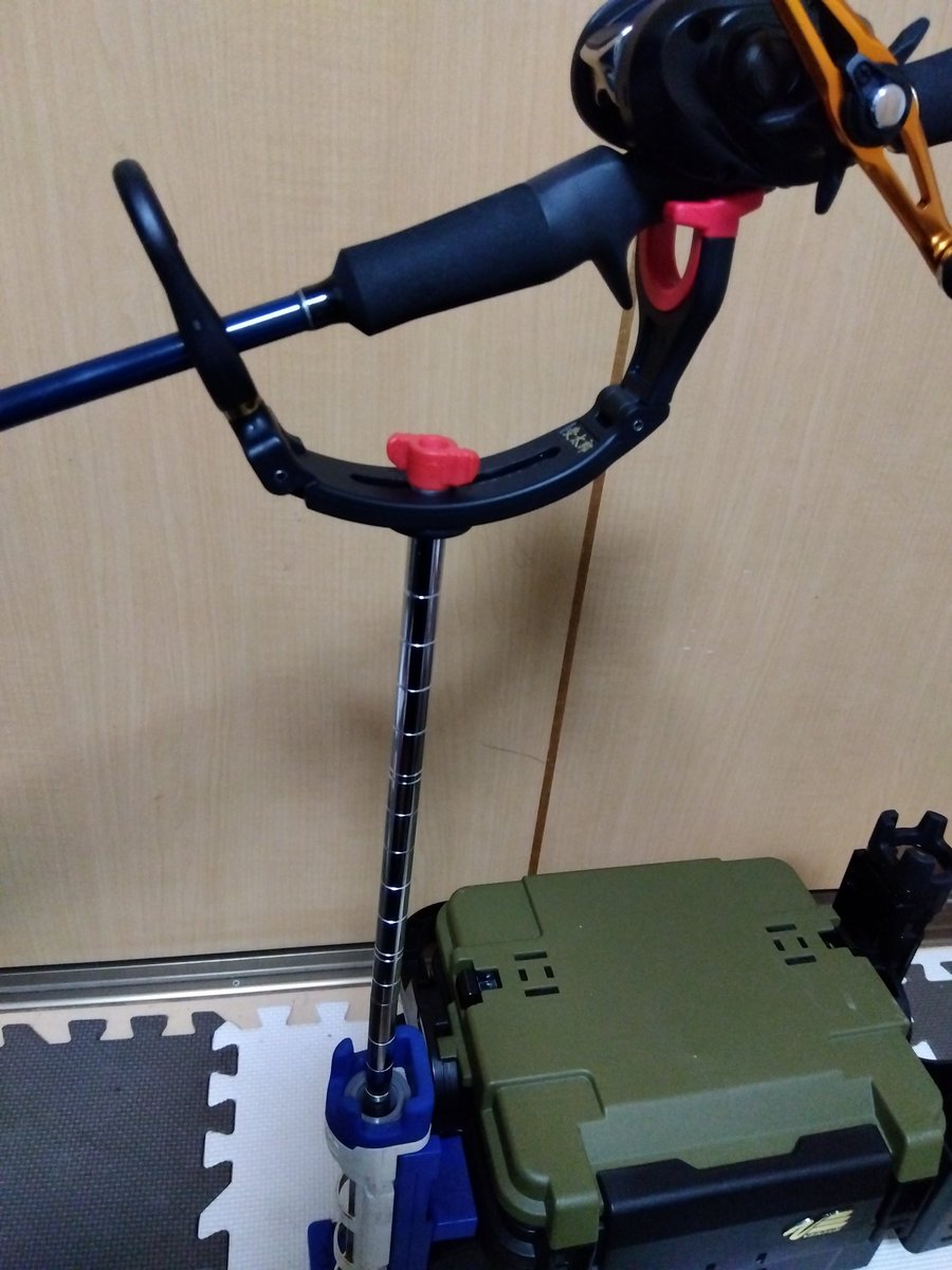 TerribleSnow26's tweet photo. 船の竿置き、安いのがあったからタックルボックスに立てれないかなって思ったら100均のスチールラックがどんぴしゃで棒が半分にできて省スペース。 https://t.co/oltuwiUvT6