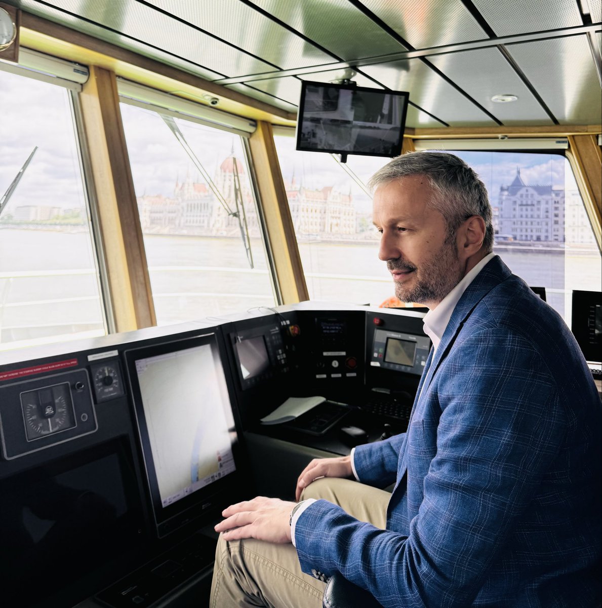 GSopanda's tweet photo. (1/2) Proud 2 visit t/ Romanian 🇷🇴 research vessel REXDAN &amp; meet t/ researchers!
Part of EU-funded SUNDANSE project, REXDAN -  built in Romania - is t/ largest inland waterway research vessel in Europe.
🇷🇴🇪🇺 #SUNDANSE #REXDAN #Danube #Research #Romania #EUScience https://t.co/bevNydLvzu