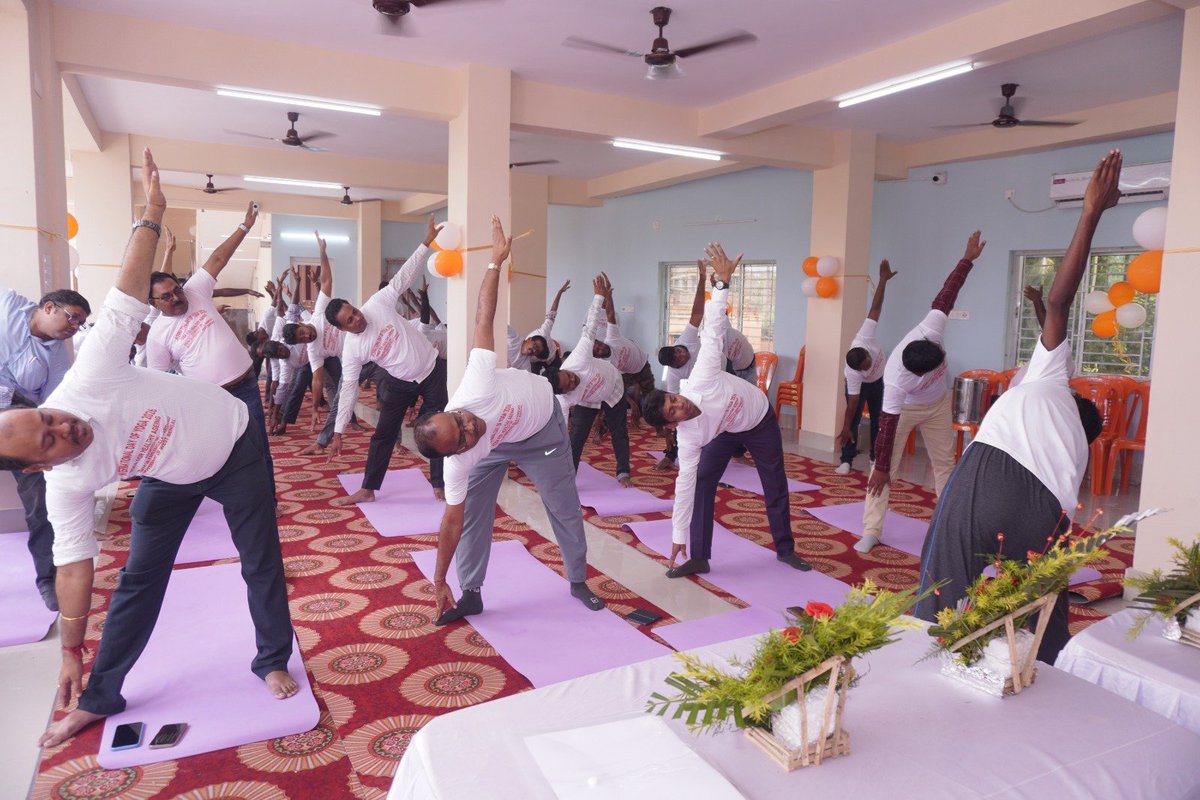 DMS24Parganas's tweet photo. The Countdown Activity for International Yoga Day witnessed enthusiastic participation as people of all ages joined hands to celebrate the spirit of Yoga.The session echoed the message of balance, discipline and holistic well-being. #EgiyeBangla https://t.co/jZfeZ8G6Q5
