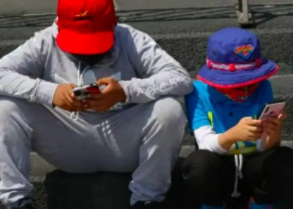 ajedrezpolislp's tweet photo. CUESTIONADA SOBRE LA POLÉMICA '#LeyIA' DE #SLP, @Claudiashein PROPONE DEBATE Y REGULAR USO, ASÍ COMO REDUCIR EL TIEMPO DE CELULARES A niñ@s  PORQUE DAÑAN SU SUEÑO Y SALUD...
@RGC_Mx
@HectorSerranoC
@article19mxca
@CiudadanosObser
@CongresoEdoSLP
@SEP_mx
https://t.co/odcaL71Yo9 https://t.co/gLIbqIpupg