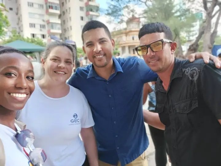 GEIC_DICE's tweet photo. Esta jornada Donación del #GEIC_DICE al SAF "El Rampeño" en Plaza, apoyo social a nuestros abuelos.  Preside la entrega del donativo Vicepresidente del grupo empresarial, @JosCarlosCruzS3 junto a jóvenes. 
#SomosGEIC https://t.co/AFQh7OB7NM