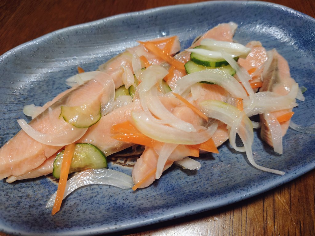 delsol_P's tweet photo. こーゆーのでいいんだよこーゆーので編
どこかのビジネスホテルのビュッフェ
どこかの食堂のオムライス
実家のごはん
母親手作りの鮭のマリネ（絶品） https://t.co/Tl5BrNw1GE
