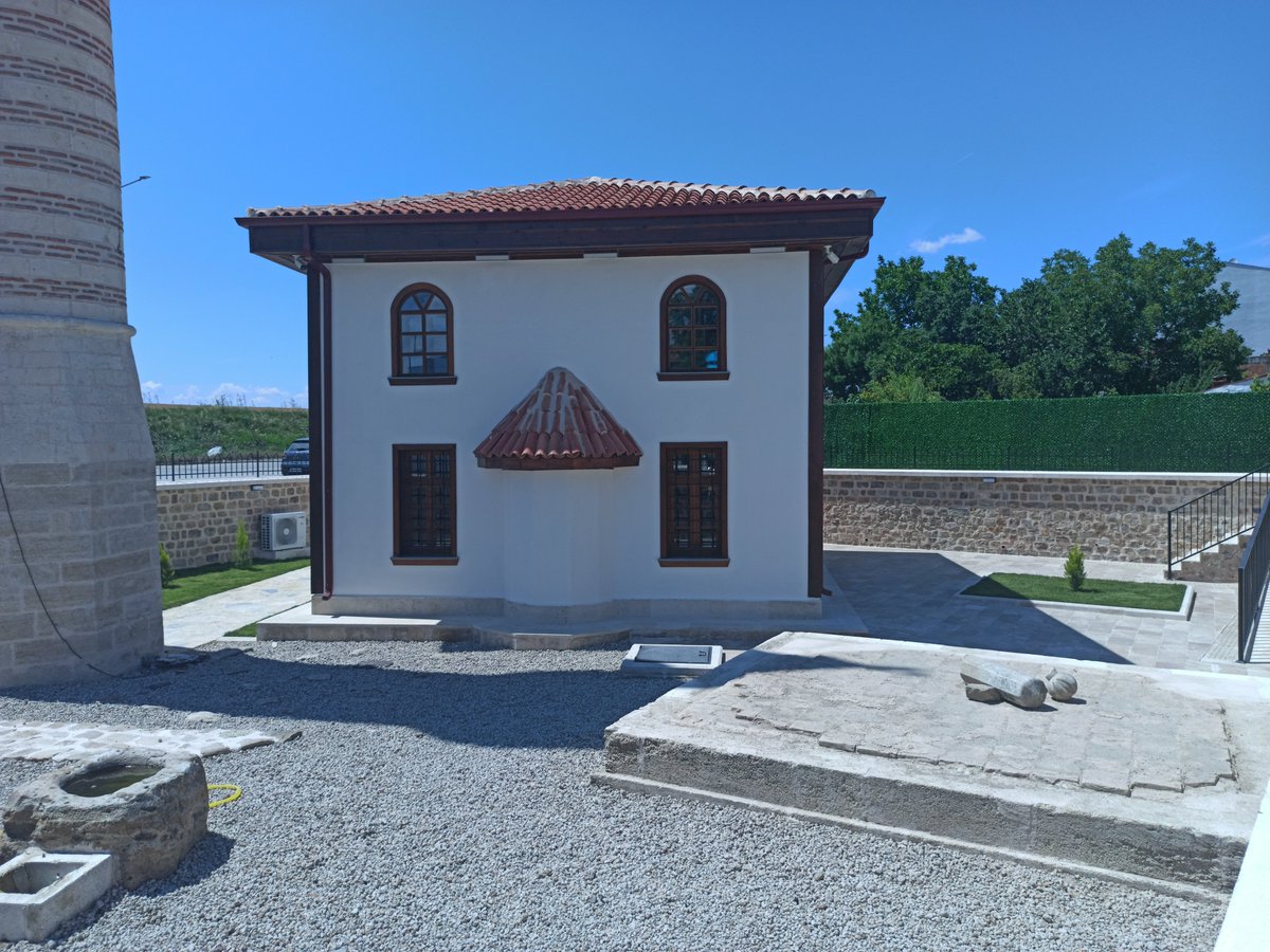 Selanikky's tweet photo. Bir gün Sultan İkinci Murat Han, Edirne'de abdest tazelemek uzere ciktigi zaman ayagi kayip dustu. O sırada nur yuzlu bir kimse peyda oldu. Sultani elinden tutup o tehlikeli halden kurtardi ve aniden kayboldu. Sonra Padisah kendini tehlikeden kurtaran o zatla gorusmek istedi. Edirne'nin butun salih kimselerini huzuruna davet etti. Ancak davet ettigi kimseler arasında aradigi zat yoktu. Nihayet butun Edirne halkini bir yere toplatip, birer birer gozden gecirdikten sonra, aralarinda, elinden tutup kurtaran Sucaeddîn Karamani'yi buldu. Ona hurmet edip, iltifat ve ihsanlarda bulundu. Debbaglar Mahallesinde ona bir mescid ve bir dergah yaptırdı. Talebelerine Muradiye evkafından maas baglatip, ihsanlarda bulundu.

Sucaeddin Karamani, kendi mezarinin duvarini kendi eliyle kerpicden yapti. Her kerpici yerine uc defa Ihlas suresi okuyarak koydu.

Sakayik-i Nu'maniyye Tercumesi (Mecdi Efendi); s.94.

Herodotos'un Historia eserinden sonra ilk kez bu tonda bir anlatim okudum. Aklim bahcedeki kaide ve uzerindeki mezar tasinda kalirken restorasyona bayildim. Oldukca basarili.