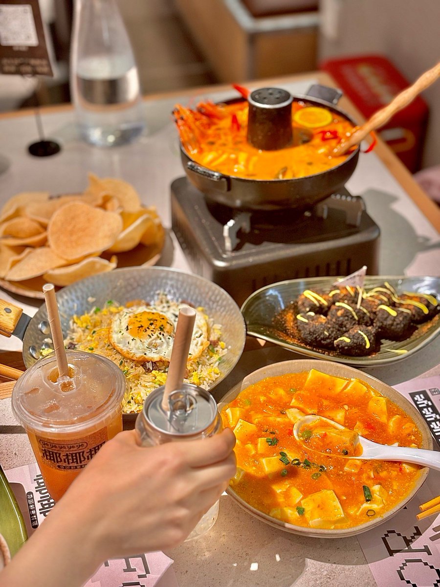 simonandnicole1's tweet photo. Just discovered the most crispy salted egg yolk shrimp chips  Sharing a bag with my snack buddy right now—crunch level 10/10! Who’s got their go-to late-night munch https://t.co/z7a1LsKIua
