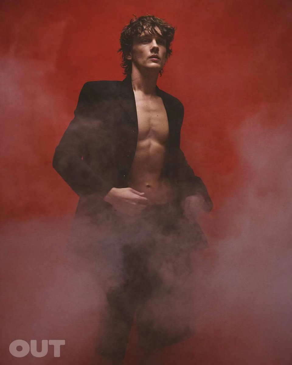 weylerhq's tweet photo. Hunter Doohan shows off his insanely defined abs in new photoshoot for Out Magazine. https://t.co/yGLI3wJuDH