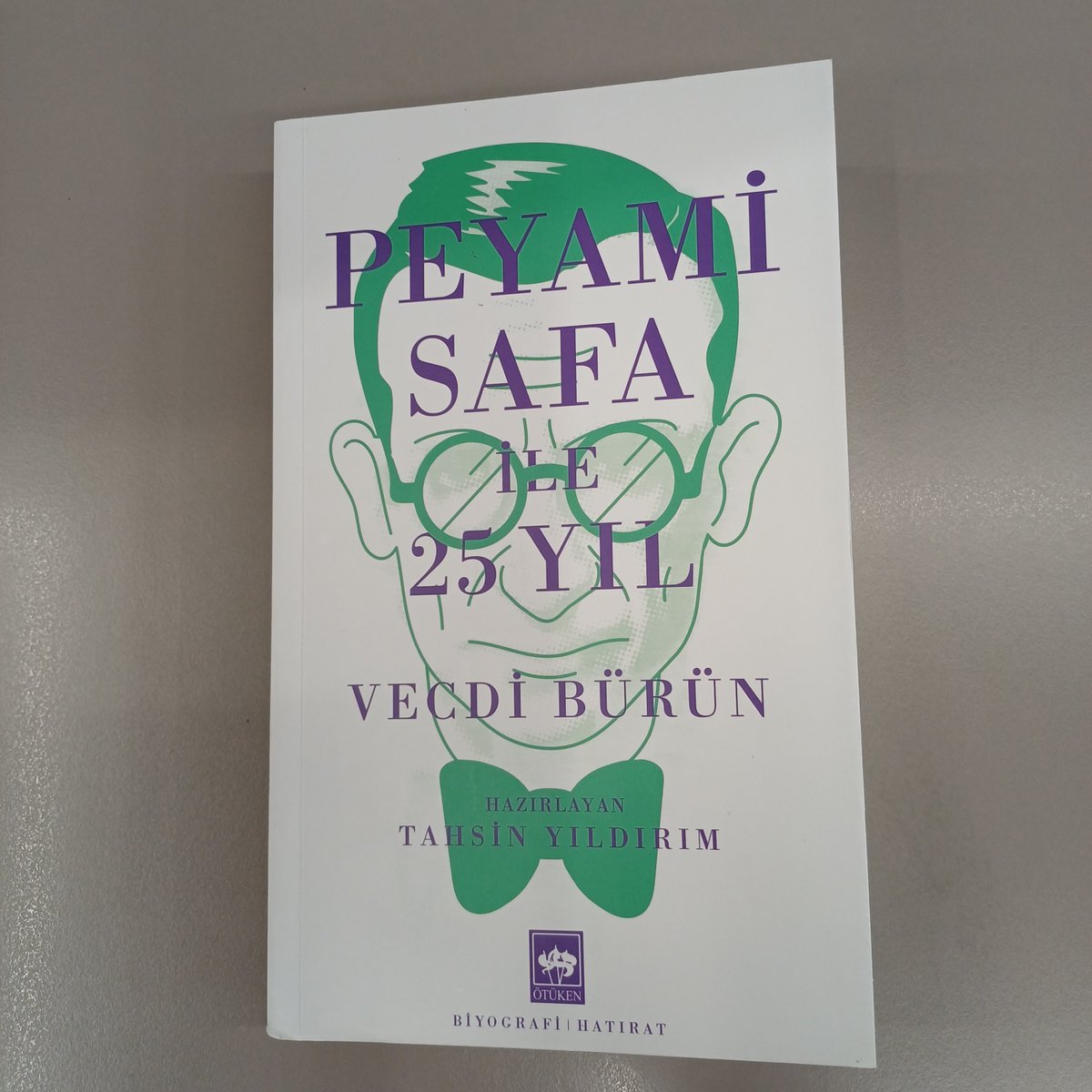 cemsokmen2's tweet photo. Vecdi Bürün'ün "Peyami Safa İle 25 Yıl" kitabından
 "Türk Düşüncesi" dergisinin çıkış hikâyesi:
"Bir dergi çıkarmak ve sadece fikir meseleleriyle ilgilenmek istiyordu. Yıllarca önce "Hafta" ve "Kültür Haftası" dergilerini çıkarmıştı. Dergisine isim arıyordu.

Dergisine aradığı adı bulması zor olmadı. Üstelik bulduğu ad ilgi çekiciydi. Türk Düşüncesi. Bu dergi iyi yürütüldüğü takdirde Peyami Safa'nın maddi hemen hiçbir sıkıntısı kalmayacaktı. Yazı kadrosu hazırdı.
Hemen bütün tanınmış yazarlar, başta Hilmi Ziya Ülken olmak üzere üniversite öğretim üyeleri kendisini dergiyi çıkarması için teşvik etmekten geri kalmamışlardı. Yalnız önemli bir mesele vardı: Derginin ilk on sayısı için gerekli parayı bulmak.
Bu para kuruluş harcamalarında kullanılacak; baskı, dizgi, kağıt ve diğer zaruri harcamalar için de aynı kaynaktan yararlanılacaktı. Peyami Safa'nın hiçbir zaman birikmiş parası olmamıştı. Kitaplarının birden fazla baskıları yapıldığı zaman eline beklemediği paralar geçerdi.
Türk Düşüncesi için nereden para bulacağını düşündüğü sırada yine böyle mesud bir rastlantı ile karşılaştı. Dokuzuncu Hariciye Koğuşu ile Fransızca Grameri'nin yeni baskılarını yapmağa karar veren iki editör gelip kendisine başvurunca, derginin hayli şanslı olacağına inandı.
Fakat yine de bu baskılardan ele geçecek para, kurmak istediği dergi için yeterli değildi. Bu konuda üstad: 'Bu yaştan ve bunca tecrübeden sonra, haftalıklarını biriktirip dergi çıkaran gençler gibi davranamam diyordu. Şüphesiz ki haklıydı.
Peyami Safa'nın dergi çıkarma kararıyla fazlasıyla ilgilenen yakın dostu, hatta dostlukları büyük babaları ile başlamış sayılabilecek kadar ileri olan Prof. Kazım İsmail dergiyi sermaye bakımından desteklemek teklifinde bulundu....
Ertesi gün hemen küçükçe bir kat aramağa başladık. Babıali yokuşunda Derleme Müdürlüğünün yanındaki Selçuk apartmanında hayli geniş, iki odası ile bir mutfağı bulunan bir daire bulduk. Baskı, dizgi işlerini de yoluna koyduk.
Tabii genç arkadaşlar bu git gel işlerinde Peyami Safa'yı hemen hiç yormuyorduk. Dairenin biraz olsun döşenmiş hale gelmesi, ayrıca çalışmak için ertesi gün biri büyük, biri küçük -büyüğü şimdi Ötüken Yayınevinde- iki masa aldık. Üzeri kumaş kaplı bir meşin koltuk bunlara eklendi.
Böylece dairenin cadde üstündeki odası eşya bakımından çalışılabilir hale getirilmiş oluyordu. Bunlar yapıldıktan hemen sonra ilk sayının çıkarılması hazırlıkları başladı. Peyami Safa'nın eski arkadaşı ressam Elif Naci kapağı hazırlayacaktı.
Kapağın zemininin kırmızı olması kararlaştırılmıştı. Kapağın üst ve alt tarafında kalın iki beyaz band bulunacaktı. Dostları her gece telefonla dergi işini sorduklarından son gelişmeleri öğrenmişlerdi.
İdareye ilk gelen Prof. Kazım İsmail oldu. Dr. Recep Doksat, Osman Atilla ve diğer yakınları zaten oradaydılar. Peyami Safa metodlu çalışmayı sevdiğinden ilk sayının hazırlıkları hızla ilerliyordu. Hilmi Ziya Ülken, İ. Hami Danişmend ilk sayının yazılarını yazmağa başlamışlardı.
Derginin imtiyazı için gereken müracaat da bu sırada yapıldı. Sorumlu müdür işi için lüzumlu formalite daha sonra yerine getirilecekti. Yazı hazırlıkları, o sırada yokluğu duyulan ağır başlı fikir ve sanat dergisinin yerini, daha ilk sayıdan dolduracağı ümidini uyandırıyordu.
Bu ümit, Peyami Safa'ya rahatsızlıkları yüzünden her zaman rastlanmayan bir canlılık getirmişti. Bu da dostlarını sevindiriyordu. Gazetelerde yazamadığı incelemeleri kendi dergisinde yayınlamak imkanının belirmesinin de şüphesiz bu canlılıkta küçümsenmeyecek bir payı vardı."

Vecdi Bürün - Peyami Safa İle 25 Yıl