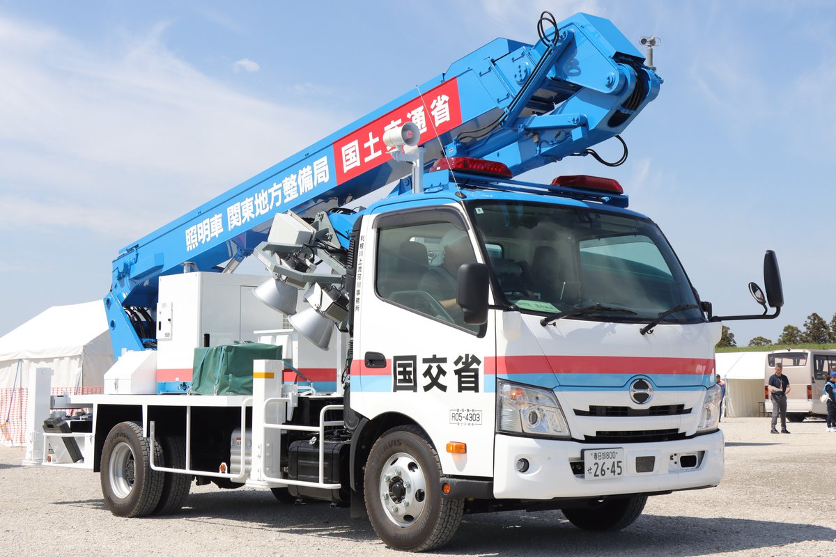 HiKARiE_miya235's tweet photo. 国土交通省　関東地方整備局　利根川上流河川事務所
照明車【R05-4303】

令和5年度に導入された照明車。各地でいすゞシャシの車両が多い中、関東地方整備局管内ではデュトロが採用されています。 https://t.co/PLdaRT7uK2
