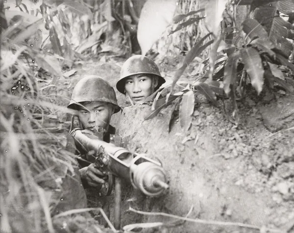 LonelyPAVN's tweet photo. Viet Minh National Defence Force (Vệ quốc Đoàn) and locally-produce PIAT in Southern Region of Vietnam, early Indochina War period 

(watch ALT for more info) https://t.co/ee8mye2Vd9